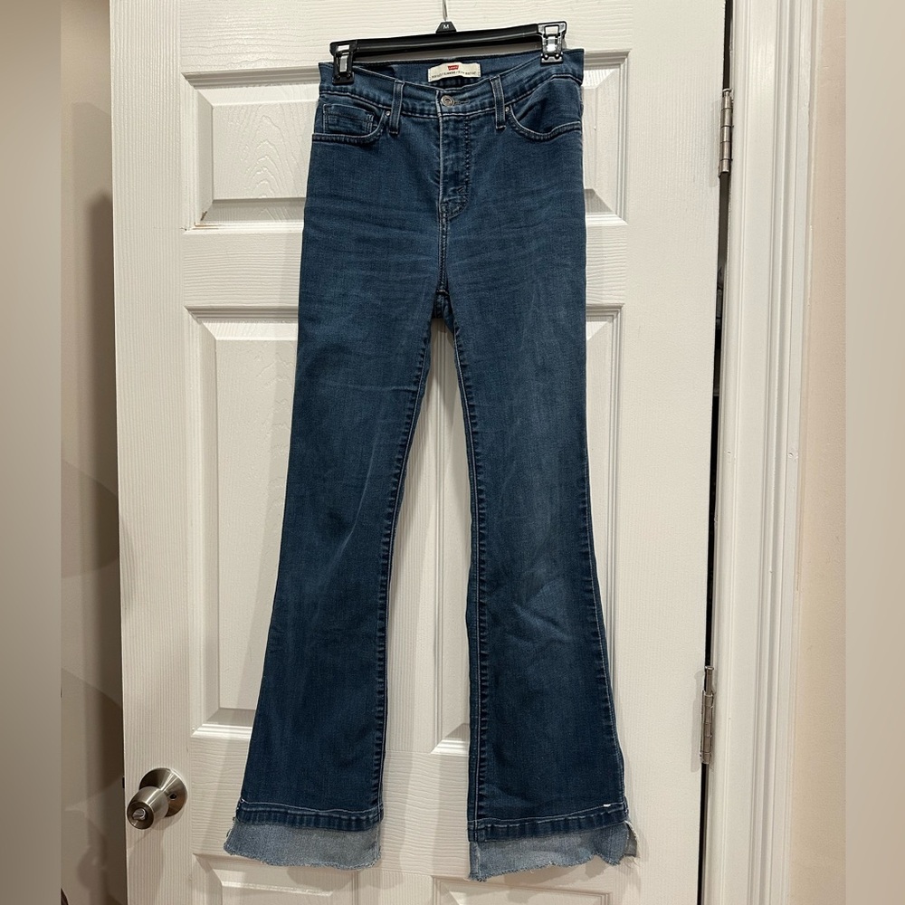Levi’s perfectly slimming 512 bootcut Jean size 6